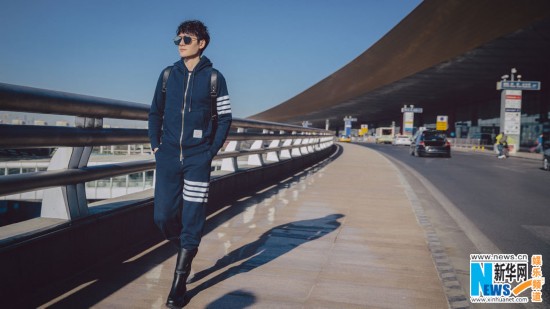 冯绍峰机场街拍戴黑超玩酷 帅气变身邻家学长