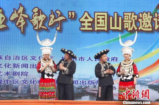 图为歌手在演唱湖南民歌《郎在外间打山歌》。 朱柳融 摄