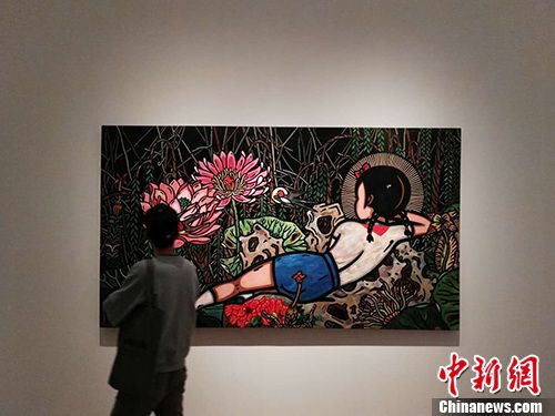 觀者在卜樺作品前。宋宇晟 攝