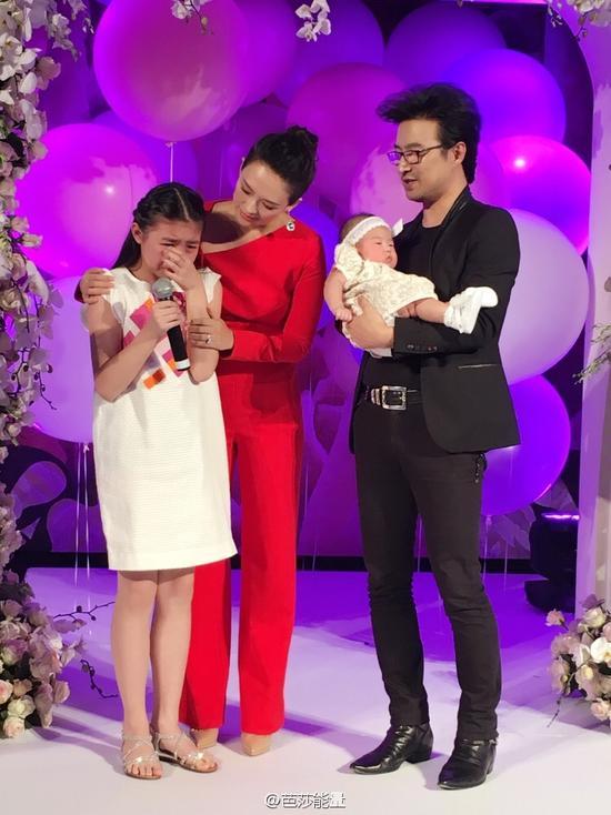 汪峰小女儿百日宴大女儿现身落泪 葛荟婕删微