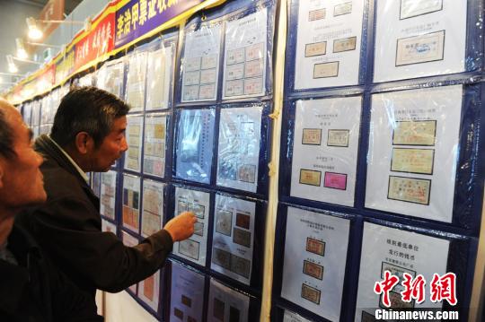 4月9日,甘肃知名票证收藏家李治甲30多年收藏了近4万枚国内的早期票证,其中,红色票证、奇特票证、甘肃票证、副食品票证等部分罕见的藏品在兰州一经展出,便吸引众多民众观赏。 杨艳敏 摄