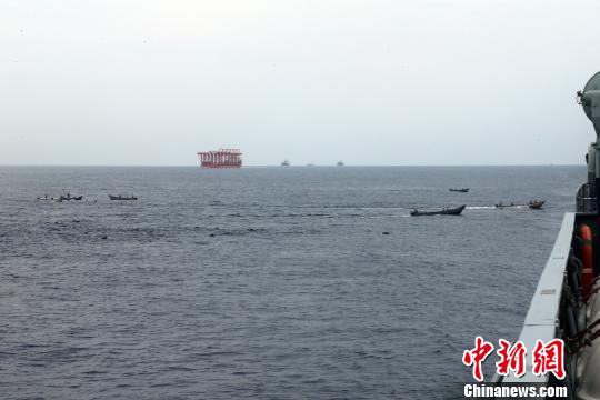 中国海军第22批护航编队大庆舰为多艘商船伴随护航