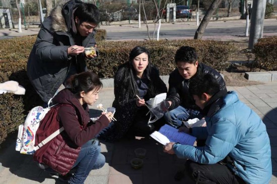 世界小姐街边吃盒饭 《我要再来一次》将映