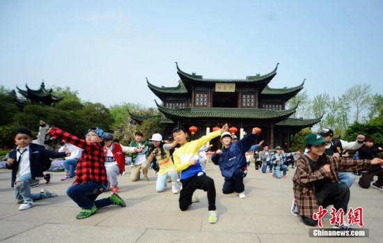 扬州百名年轻人阳光下快闪倡文明旅游