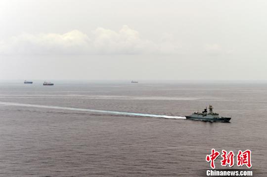 大慶艦前出警戒。　張海龍 攝