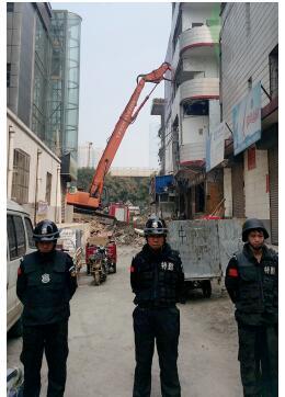 p47-2 根據《太原市和小店區平陽路街道親賢城中村改造拆遷安置補償方案》，結合親賢實際，親賢社區補償安置採取“商業用房安置 + 小戶型公寓住宅安置 + 貨幣補償”的方式，其中每分(0.1 畝)置換商業用房 50 平方米 + 小戶型公寓住宅 80 平方米 + 貨幣補償 20 萬元人民幣。(拍攝 2015 年 9 月 17 日)
