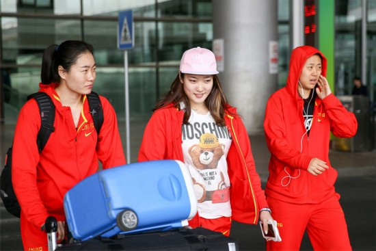 高清:女篮结束热身赛抵京 李梦与马雪雅开心打