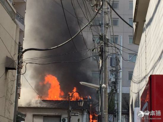 东京都新宿区歌舞伎町 新宿黄金街大范围起火