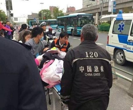  上海孕妇街头临盆 :民警用防弹衣防爆毯铺设临