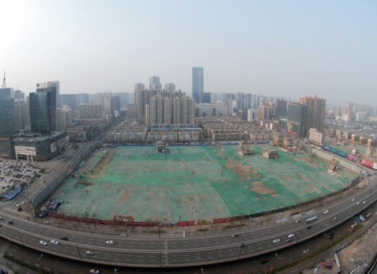 p50-2016 年 4 月，經過持續攻堅，親賢社區西北片區的拆遷工作基本告一段落，但在鋪設了防塵綠網的空地中，至今仍有 3 戶居民選擇了“堅守”。(拍攝2016年 4月4日)