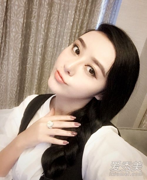 超女选手何承熹否认整容8年 自称天生长得像范