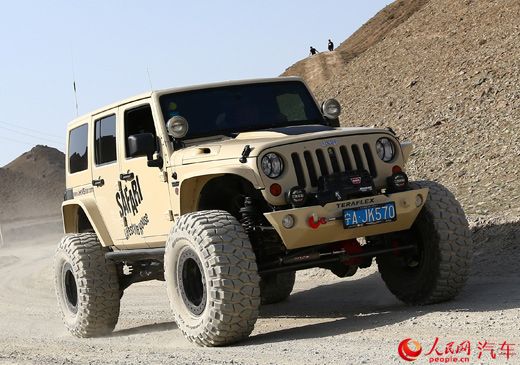 攀爬而生的四驱 人民网汽车Jeep 75周年越野体