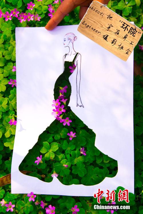 生将各式各样的服装设计稿打印于纸上,再将服装进行部分裁剪形成镂空
