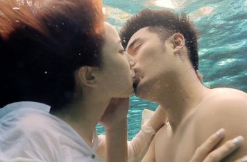 张子萱探班遮孕肚 宽松的上衣和平底鞋腹略微