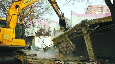 丰台今天 铲墙皮 还路还绿于民 34间贴墙违建被