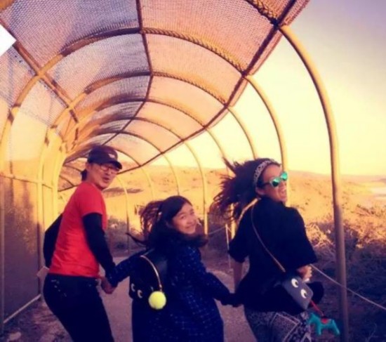 (组图)章子怡女儿正脸照公开 百日宴现场章子怡