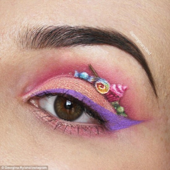 澳化妆师以眼皮和身体作画布创作惊人画作(高