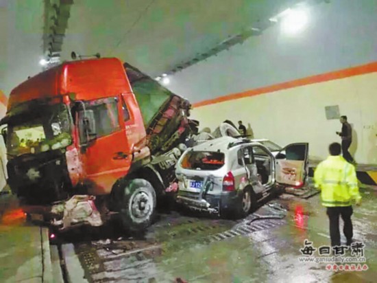 甘肃高速G75武罐段玉皇隧道昨发车祸被堵