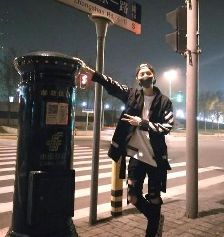 鹿晗晒照邮筒走红成上海新景点:粉丝排队到凌