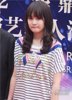 赵本山19岁女儿网红脸 赵一涵整容前照片曝光