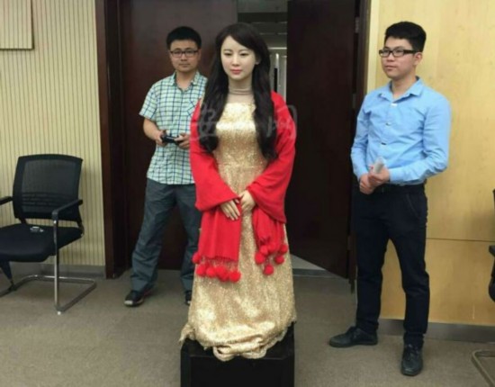 最美女机器人佳佳来自容貌走红中科大校花(高拍街美女哈尔滨图片