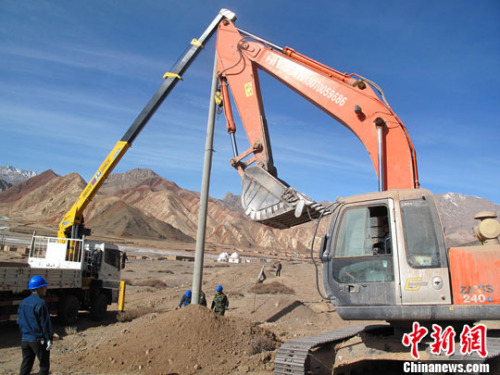 資料圖。圖為新疆烏恰縣托雲配網建設工程在帕米爾高原上開工