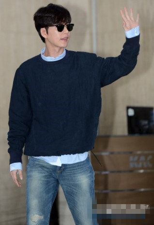 李敏镐朴海镇同时现身机场返韩 获粉丝接机彰显高人气