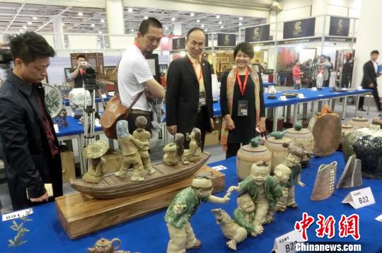 专家逐一评审入围藏品。 邓霞 摄