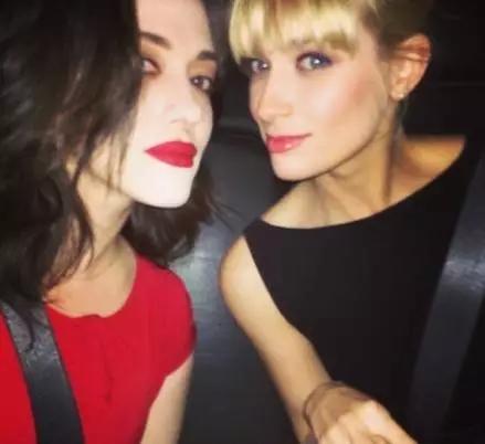 女生突然频繁发自拍为哪般 女生自拍的一百种