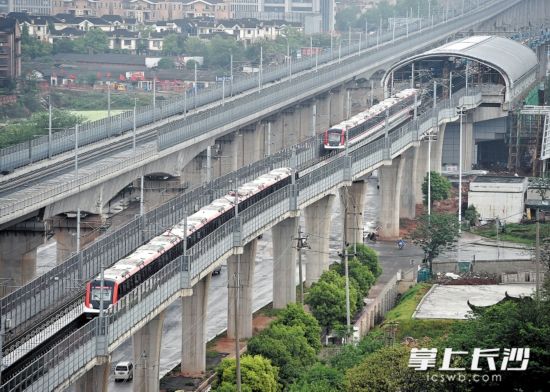 昨日上午9时许,地铁1号线中信广场站附近,地铁列车在高架桥上行驶