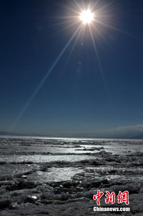 新疆面积最大高山冷水湖解冻 出现半湖水半湖