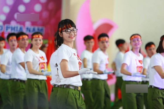 越南女兵不着内衣照片_越南女兵不着衣服图片(2)