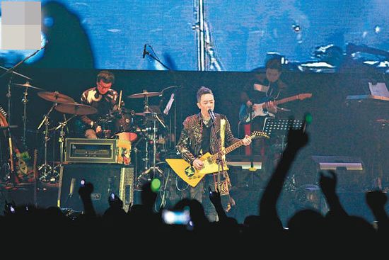 我也伴你左右         据香港媒体报道,歌手黄贯中4月9日开演唱会