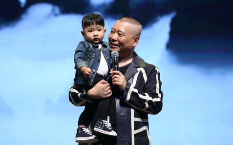 德云社20年纪念庆典 郭德纲抱小儿子现身