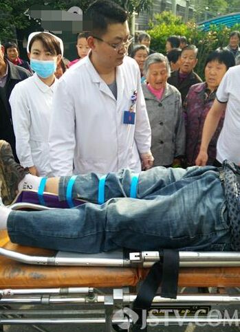 南京一孕妇小区内开车撞伤行人 拖行20米