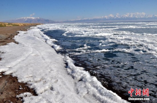 新疆面积最大高山冷水湖解冻