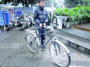 伪装学生偷自行车 警察说小样你跑不了--贵州频