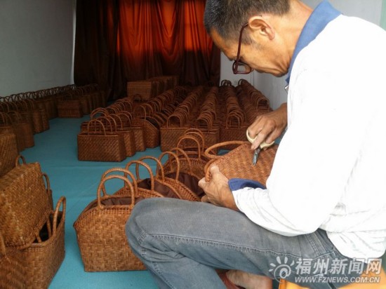 工人在编织藤包 在永泰县有一家专门从事手工编织制品生产的企业福建植福实业有限公司,其出产的野山葡萄藤手工编织包在日本备受高端消费人群的追捧,单个售价在2000元到2万元人民币之间,成为名副其实的高端消费品。此外,包括LV、GUCCI在内的国际知名奢侈品牌也向其提出了合作意向。 传统手工藤编包出口日本 近日,记者来到位于永泰县城峰镇的福建植福实业有限公司。公司规模不大,院内的主要建筑就是一栋4层的厂房,尽管建造有些年头了,室内外看上去却十分整洁。几名工人正在熟练地编着不同款式的藤包。室外晾晒着许多编织用