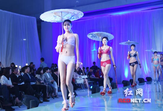 快乐购庆祝十周岁 长沙话RAP搭配内衣秀抢镜