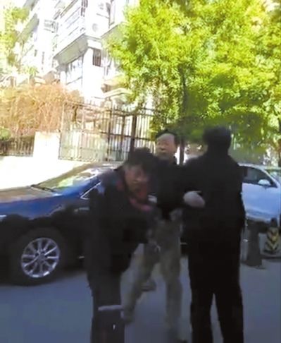 顺丰快递小哥剐蹭轿车遭掌掴 警方已介入调查