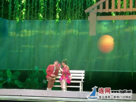 连云港戏剧节启幕 现代淮海戏辣妈?爸引爆全场