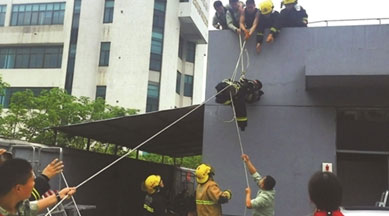 苏州熊孩子爬屋顶 消防员把他捆下来