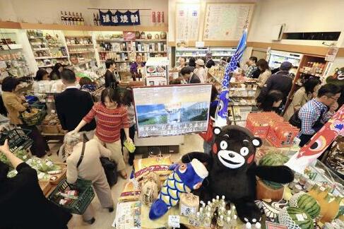 日本东京市民纷纷前往熊本特产店购物 支援地震灾区--日本频道--人民网