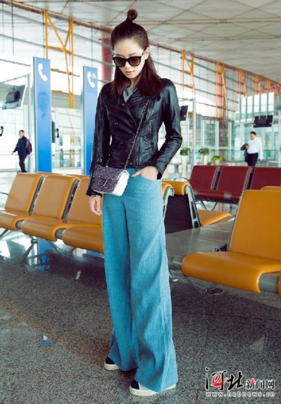 刘诗诗复古造型抢镜 飞机图案针织衫搭阔腿牛