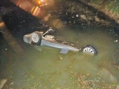 轿车突然坠河中 警察父子跳河救人