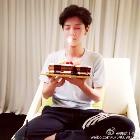 鹿晗26岁生日手捧蛋糕许愿网友纷纷送祝福