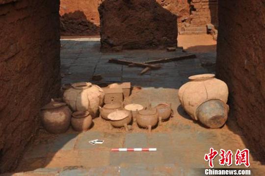 夫妻合葬墓出土器物 湖南省文物考古研究所供图 摄