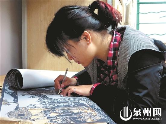 女大学生自学剪纸 50小时刻画出《清明上河图