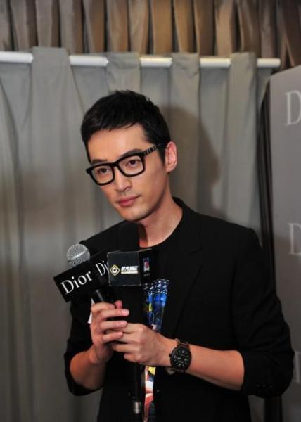 当红男明星谁带眼镜最好看 吴亦凡呆萌 胡歌书生气 王凯总裁范儿 组图