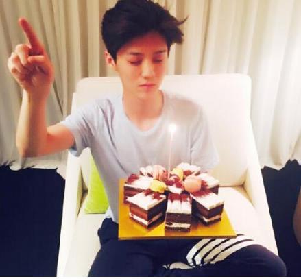 鹿晗捧蛋糕庆生 祝福话一万句都不嫌多 爱你的
